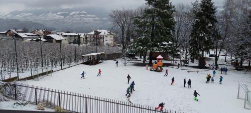 a group of people playing in the snow at Marlingsuites - Vinea - Wieser Josef - Marling in Marlengo