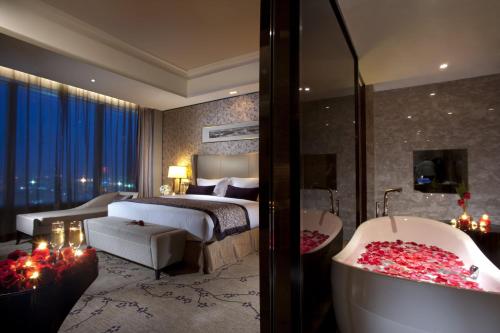 Ένα ή περισσότερα κρεβάτια σε δωμάτιο στο Crowne Plaza Huizhou by IHG