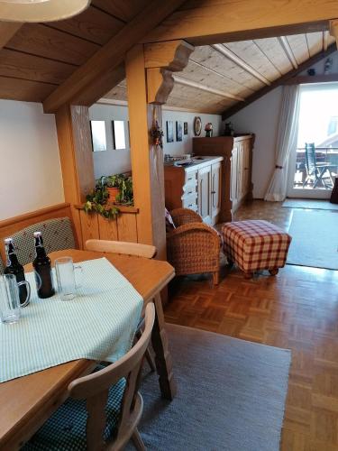 ゾントホーフェンにあるFerienwohnung Soyerのキッチン、ダイニングルーム(テーブル、椅子付)