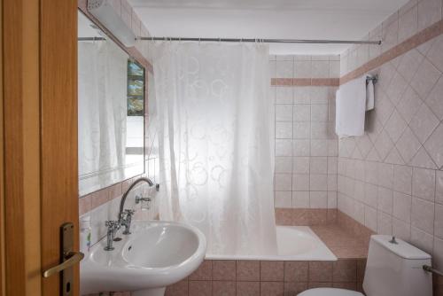 łazienka z umywalką, wanną i toaletą w obiekcie Villa Vlychada - With Private Pool w mieście Vlikhádha