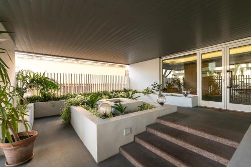 a lobby with a bench with plants in it at R.C. Giulio Cesare. Loft in centro in Rome