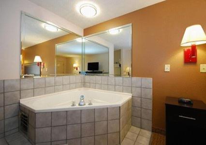 een badkamer met een wastafel en een grote spiegel bij Quality Inn Savannah South in Savannah