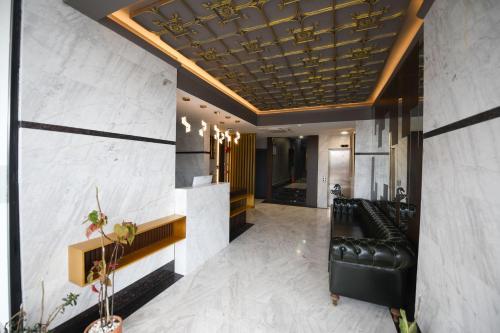 a lobby with a black leather couch in a building at REF İNN HOTEL in Ordu