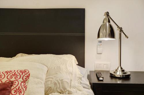 ラスパルマス・デ・グランカナリアにあるVcv Apartamento San Telmoのベッドルーム1室(テーブルの上にランプ付きのベッド1台付)