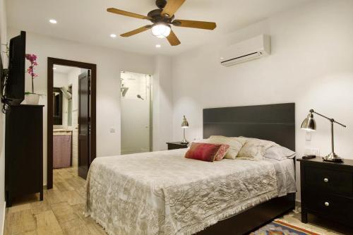 een slaapkamer met een bed en een plafondventilator bij Vcv Apartamento San Telmo in Las Palmas de Gran Canaria