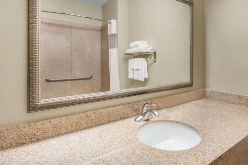 a bathroom with a sink and a mirror at La Quinta Inn & Suites by Wyndham Broussard - Lafayette Area in Broussard