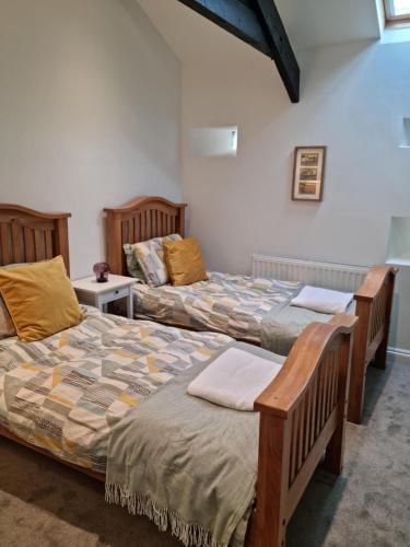two beds in a room with two beds sidx sidx sidx sidx at The Coach house, onsite free parking in Ilfracombe