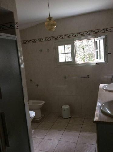 une salle de bain avec toilettes et fenêtre dans l'établissement Maison à 10 min du puy du fou et parc de Maulévrier, à Saint-Amand-sur-Sèvre