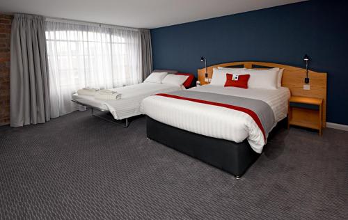 Ein Bett oder Betten in einem Zimmer der Unterkunft Holiday Inn Express Liverpool-Albert Dock, an IHG Hotel