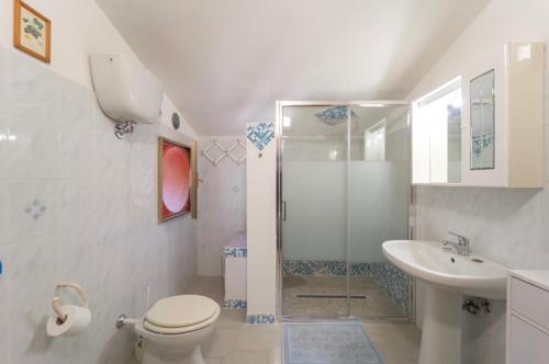 a bathroom with a shower and a toilet and a sink at Casa Provence Family & Friends Mare & Natura in Alghero