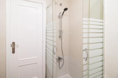a bathroom with a shower with a glass door at Espanatour AZAHAR DEL MAR in Torrevieja