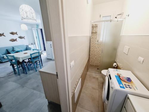 a small room with a kitchen and a dining room at Finn House in Torre Lapillo