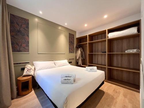 Llit o llits en una habitació de Passeig de Gràcia by Enjoybcn