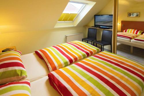 ノルトダイヒにあるFerienwohnung Likedeelersのベッドルーム1室(ベッド2台、鏡付)