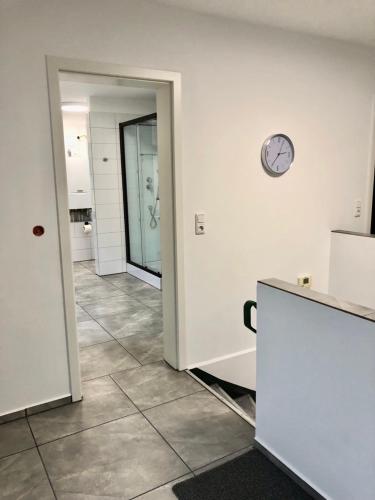 Fotografie z fotogalerie ubytování Dachgeschosswohnung mit Seeblick v destinaci Ahrensbök