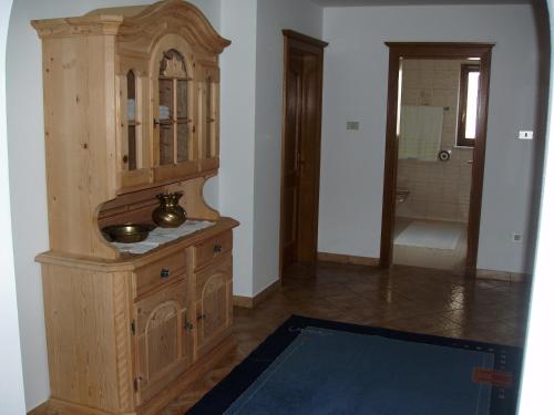 LappagoにあるFeldlechnのバスルーム付きの客室内の大きな木製キャビネット