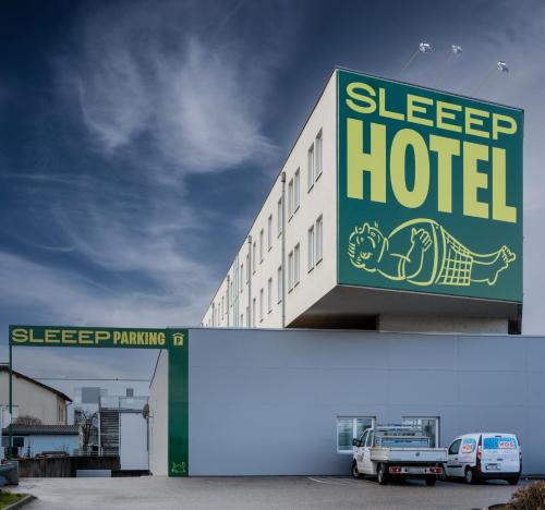 aessen hotelbord aan de zijkant van een gebouw bij SLEEEP HOTEL Ansfelden in Linz