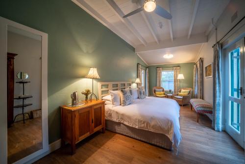 um quarto com uma cama grande e uma sala de estar em Wild Olive House em Hermon