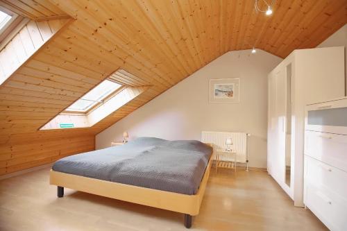 een slaapkamer met een bed op zolder bij Urlauberdorf Haus 22c in Boltenhagen