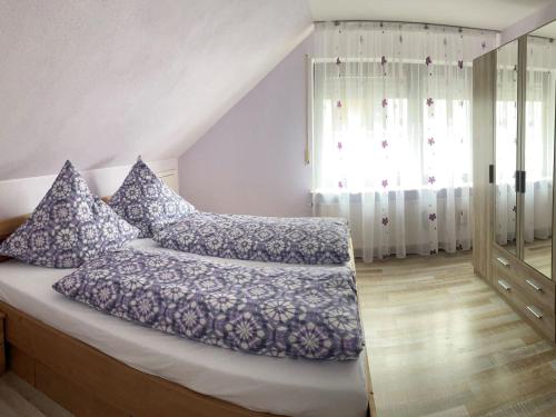 Un pat sau paturi într-o cameră la Ferienwohnung bei Fredy