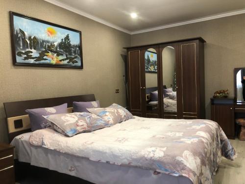 - une chambre avec un lit et une peinture murale dans l'établissement Квартира Льотне містечко, à Korosten