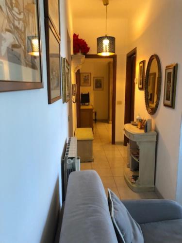 ein Wohnzimmer mit einem Sofa und einem Tisch in der Unterkunft cinque terre way in La Spezia