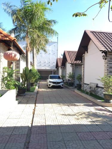 a car parked in the driveway of a house at Nhà Nghỉ TRẦN ĐỨC in Phú Mỹ
