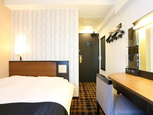 東京的住宿－APA八丁堀站南酒店，酒店客房带一张床和一台微波炉