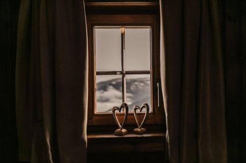 two pairs of scissors sitting on a window sill at Wurzelhütte in Sankt Margarethen im Lungau