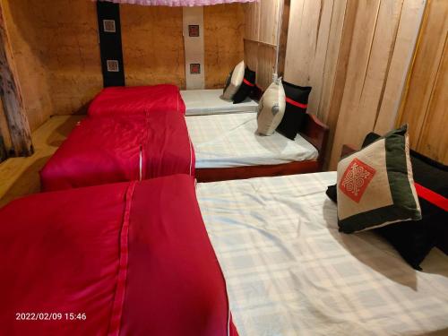 Postel nebo postele na pokoji v ubytování Dồn Dao Homestay