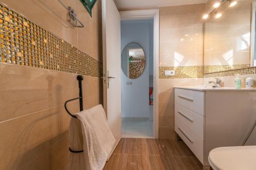 uma casa de banho com um lavatório, um WC e um espelho. em Deluxe Duplex Bungalow Private Parking em Maspalomas