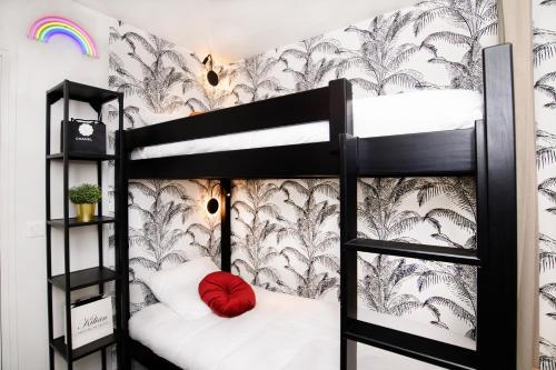 Кровать или кровати в номере The Creteil Shelter - Duke Housing