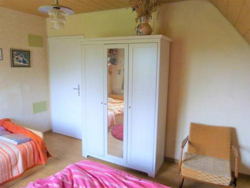 1 dormitorio con armario blanco y cama en Bauernhof Obersulm-Eschenau Schwäb.Toskana, en Obersulm