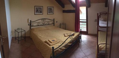 1 dormitorio con 1 cama en una habitación en Agri BERTORELLA, en Cuneo