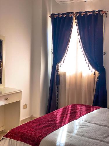 Ένα ή περισσότερα κρεβάτια σε δωμάτιο στο Royal Suite on The Touristic Promenade