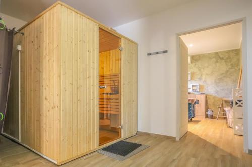 um quarto com um grande armário de madeira num quarto em Camping maeva Escapades Le Colomba em Olmeto