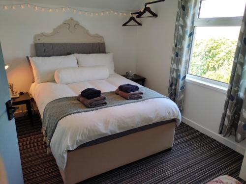 A bed or beds in a room at Stromness Apartments