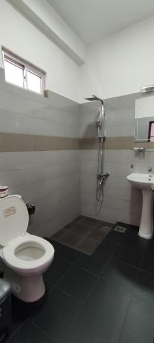 La salle de bains est pourvue de toilettes et d'un lavabo. dans l'établissement Villa Rodrigo, à Negombo
