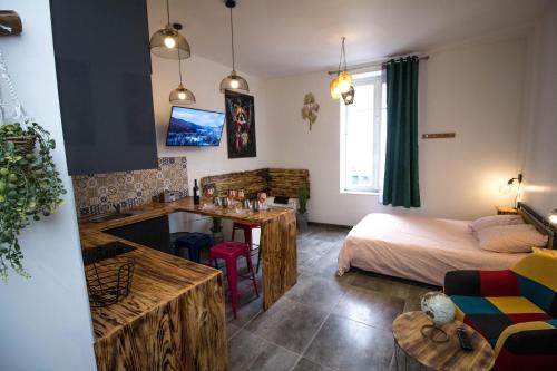um quarto com uma cama e uma secretária num quarto em ** Au Canal du Midi - JACCUZZI & luxueux appartements ** em Carcassonne