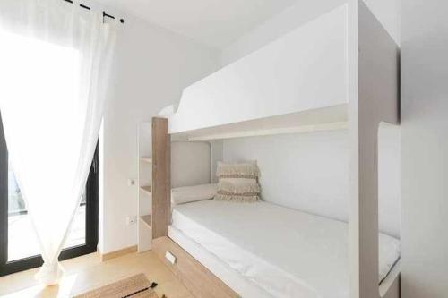 Tempat tidur dalam kamar di Maravilloso apto de diseño a 1 minuto de la playa
