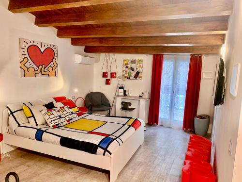 una camera con letto e tende rosse di LaVallata87 a Ragusa