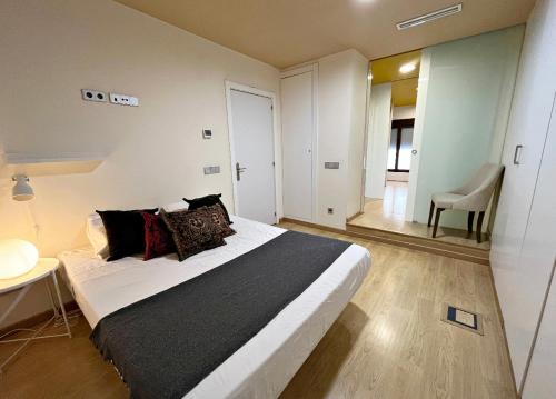 1 dormitorio con 1 cama, 1 mesa y 1 silla en Habitaciones con encanto junto al Mercado Central, en Valencia