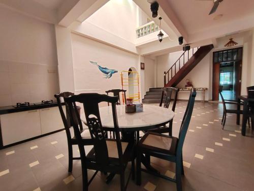 a dining room with a table and chairs at Jawa Townstay in Malacca