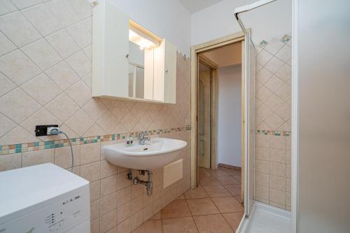 Ένα μπάνιο στο Apartments in Residence with swimming pool in Cala Girgolu