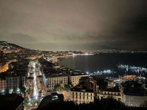 uma vista da cidade à noite em B&B Vincenzo em Torre del Greco