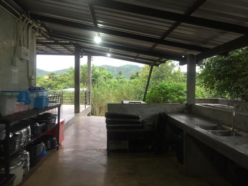 an outdoor kitchen with a view of the mountains at ชลลดา ริเวอร์ โฮมสเตย์ แก่งกระจาน in Ban Wang Malako
