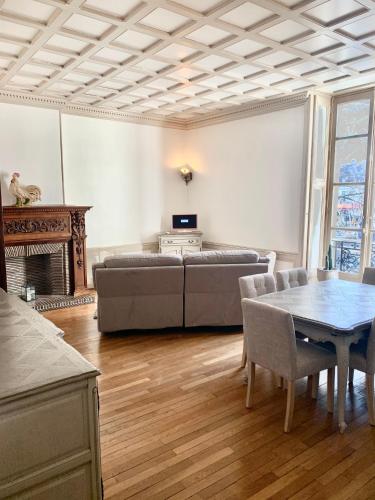 un salon avec un canapé et une table dans l'établissement Le Relais Dunois de Napoléon, à Châteaudun