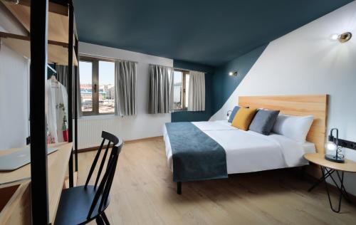 Säng eller sängar i ett rum på The Central House Istanbul Galata