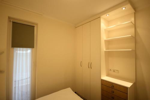 宾茨Residenz am Klünderberg by Rujana的一间卧室配有一张床和一个衣柜及一个窗口