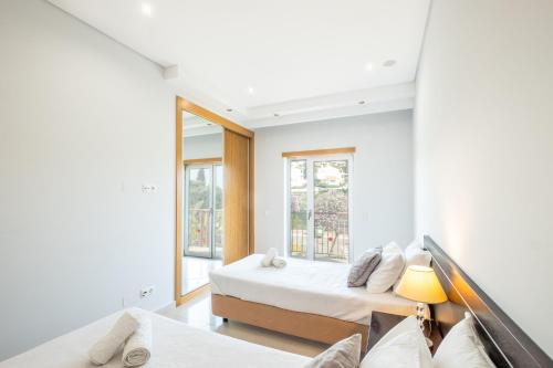 een slaapkamer met 2 bedden en een raam bij Marina Sol in Albufeira